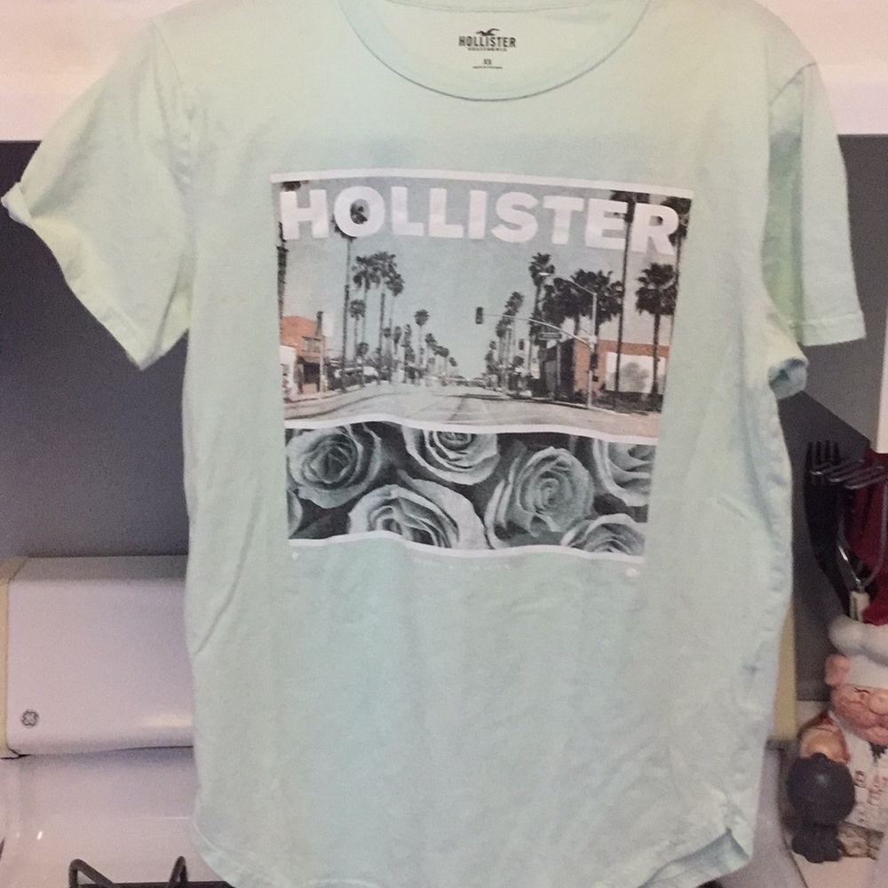 hollister graphic curves hem tee